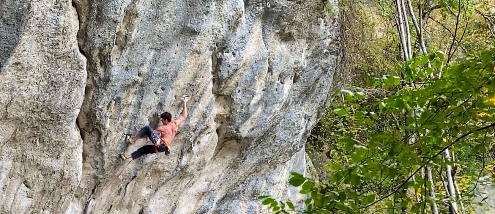 La danse de la résistance 9a+Ich freute mich darauf, diesen Herbst Zeit am Fels zu verbringen, und ich wurde nicht enttäuscht. Tage draussen mit Freunden sorgen immer für gute Stimmung! Diese Route ging mir die ganze Saison nicht aus dem Kopf und ich konnte es kaum erwarten, sie zu probieren. So eine Linie findet man in der Schweiz selten. Der Durchstieg meiner ersten 9a+ ist ein grosser Meilenstein in meiner Kletterkarriere!